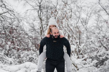 Ormanda karla oynayan çift.