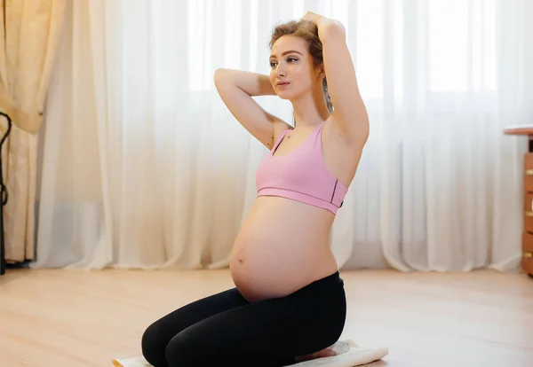 Gravid Tjej Gör Yoga Hemma Hälsa — Stockfoto