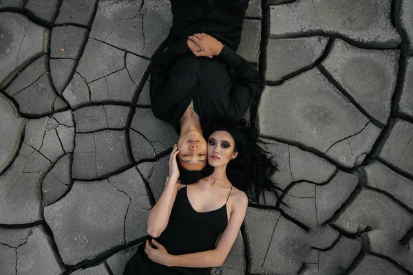 Asijský Zamilovaný Pár Objímal Když Ležel Zemi Zpět Pozadí — Stock fotografie