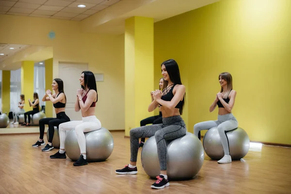 Grupo Meninas Envolvidas Aptidão Nas Bolas Estilo Vida Saudável — Fotografia de Stock