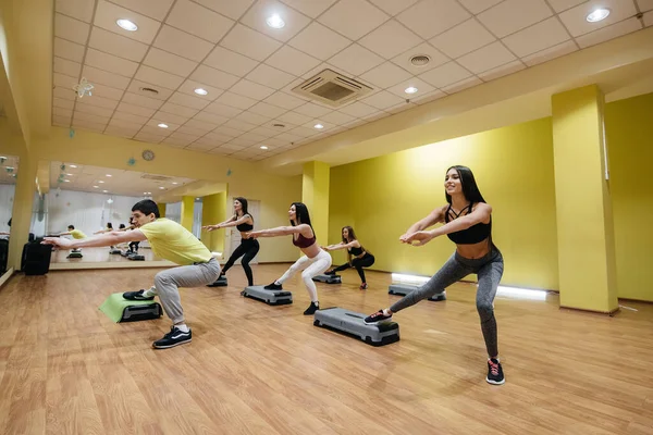 Bir Grup Genç Atletik Kız Bir Koçun Rehberliğinde Spor Salonunda — Stok fotoğraf