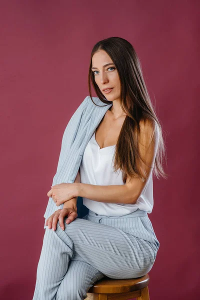 Schöne Sexy Mädchen Posiert Studio Auf Einem Stuhl Mode — Stockfoto