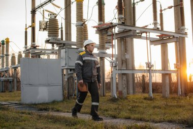 Enerji mühendisi istasyonun ekipmanlarını inceler. Güç mühendisliği. Sanayi