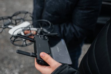 Gençler uçmak için bir İHA hazırlıyorlar. Drone kurulumu.