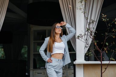 Rahatlarken poz veren güzel bir genç kız, iş kadını. Rahatlama.