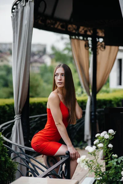 Beautiful Young Girl Standing Veranda Beautiful House — Stock Photo, Image