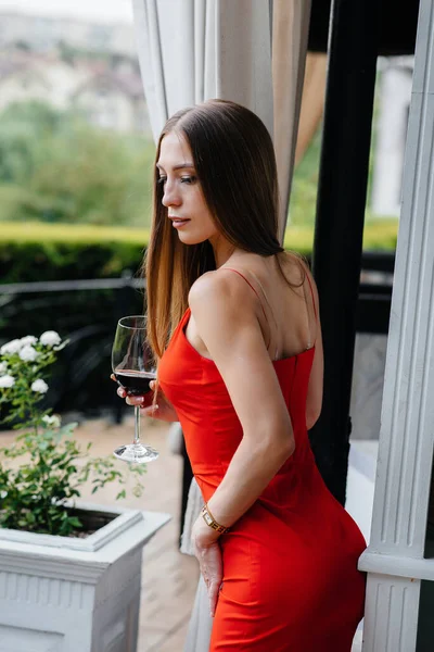 Schöne Junge Mädchen Trinkt Wein Auf Der Veranda Eines Schönen — Stockfoto