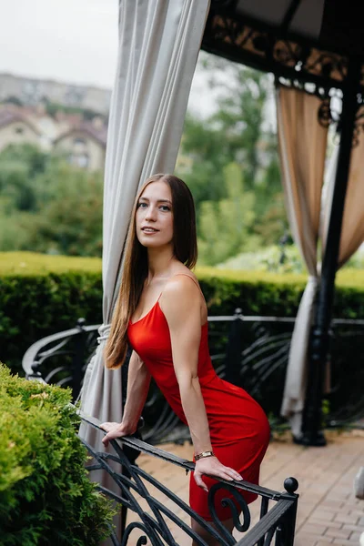 Beautiful Young Girl Standing Veranda Beautiful House — Stock Photo, Image