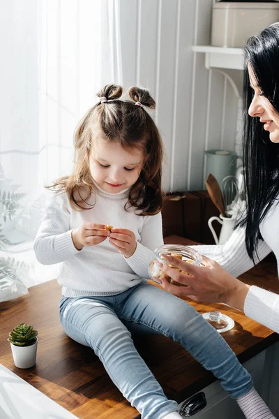 Mãe Filha Cozinham Cozinha Brincam Família Felicidade — Fotografia de Stock