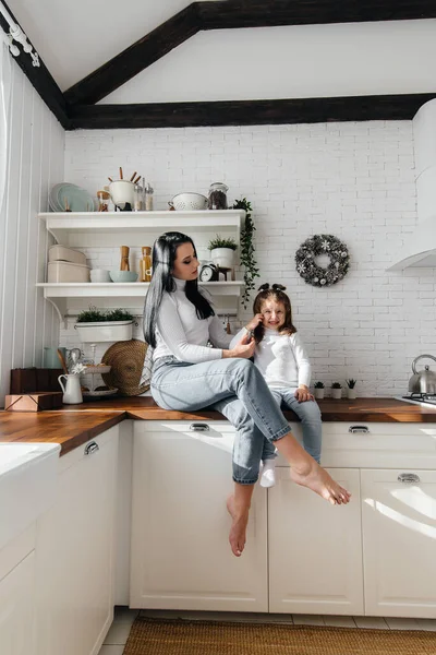 Mamá Hijita Cocinan Cocina Juegan Familia Felicidad — Foto de Stock