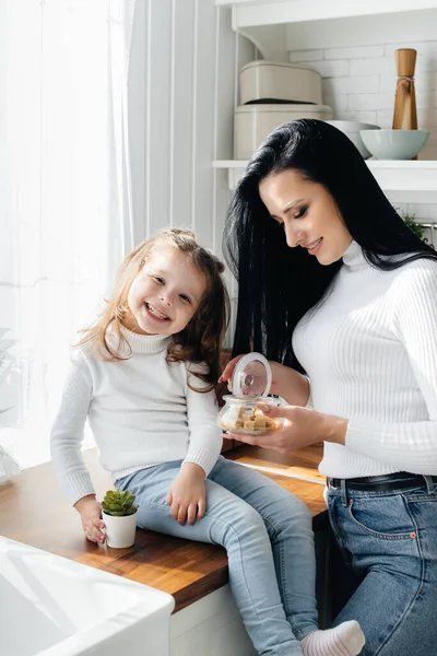 Mãe Filha Cozinham Cozinha Brincam Família Felicidade — Fotografia de Stock