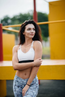 Seksi kız açık havada spor için içeri giriyor. Fitness. Sağlıklı yaşam tarzı