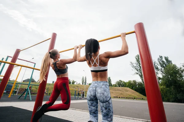 Atletische Sexy Meisjes Stoppen Samen Aan Bar Open Lucht Fitness — Stockfoto