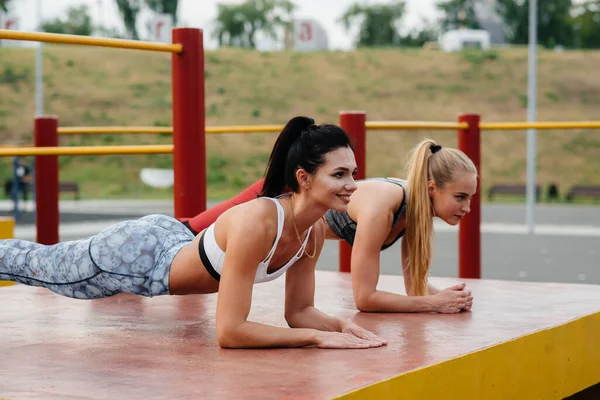 Sportif Seksi Kızlar Açık Havada Barda Dikiliyorlar Fitness Sağlıklı Yaşam — Stok fotoğraf