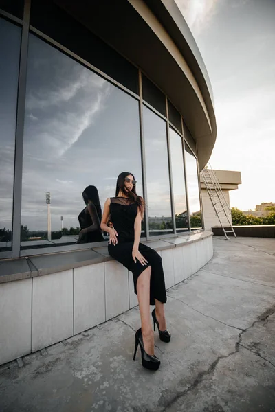 Menina Elegante Jovem Sexy Posando Frente Centro Negócios Preto Moda — Fotografia de Stock