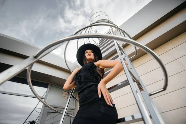 Menina Elegante Posando Chapéu Saída Incêndio Centro Negócios Moda — Fotografia de Stock