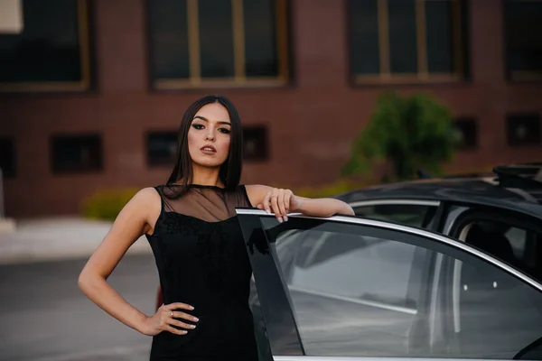 Menina Elegante Fica Perto Carro Vestido Preto Moda Estilo Negócios — Fotografia de Stock