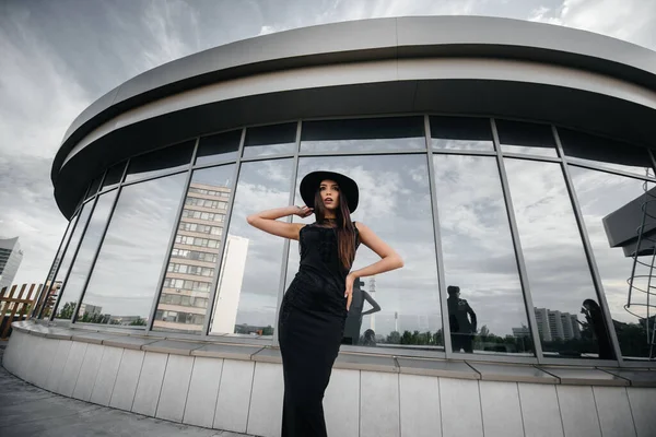 Stilvolles Junges Und Sexy Mädchen Posiert Vor Einem Business Center — Stockfoto