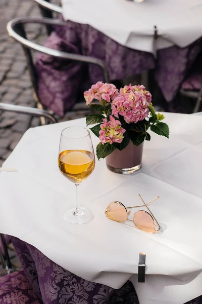 Una Copa Vino Mesa Una Hermosa Cafetería Centro Europa Descanso —  Fotos de Stock