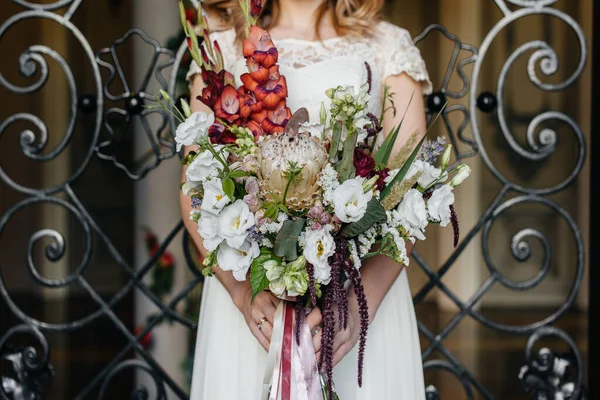 Splendidamente Bello Elegante Bouquet Sposa Tiene Sposa Primo Piano Floristica — Foto Stock