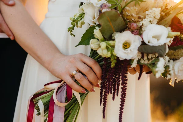 Elképesztően Szép Elegáns Esküvői Csokor Tartja Menyasszonyt Közelről Virágos — Stock Fotó