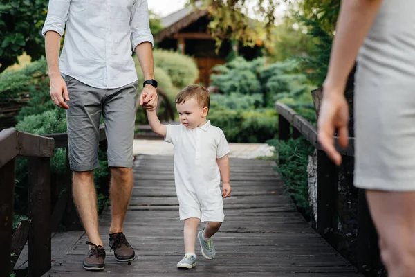 Família Feliz Com Seu Filho Andando Parque Pôr Sol Felicidade — Fotografia de Stock