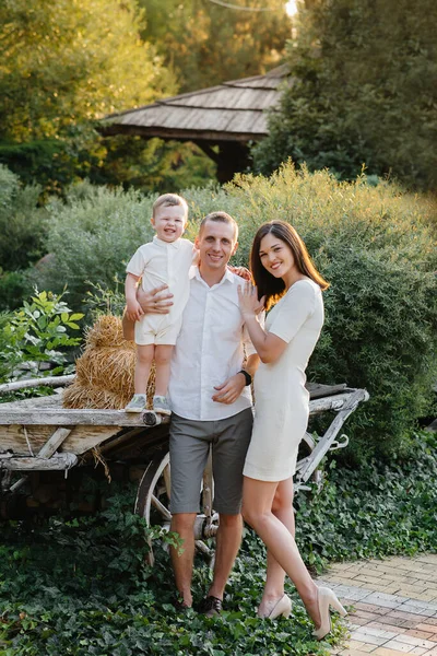 Famiglia Felice Con Figlio Che Passeggia Nel Parco Tramonto Felicità — Foto Stock