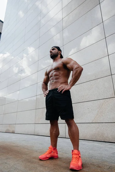 Sexy Mann Posiert Oben Ohne Der Heißen Sonne Fitness Lebensstil — Stockfoto