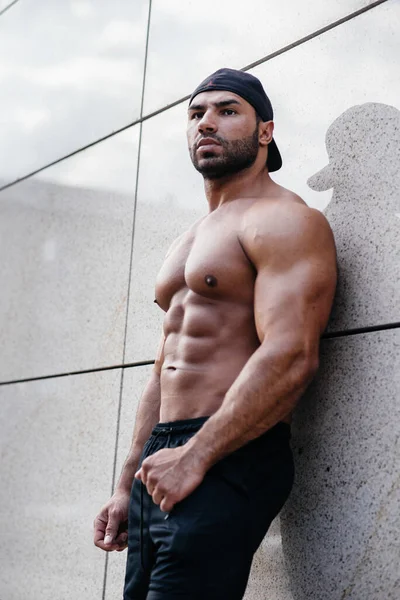 Sportivo Sexy Trova Topless Vicino Muro Fitness Bodybuilding — Foto Stock