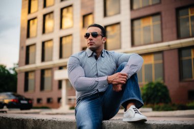 Ofis binasının yakınında başarılı genç bir adam. İş dünyası