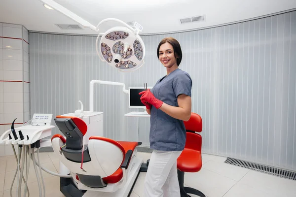 Dentista Está Parado Perto Cadeira Dentária — Fotografia de Stock