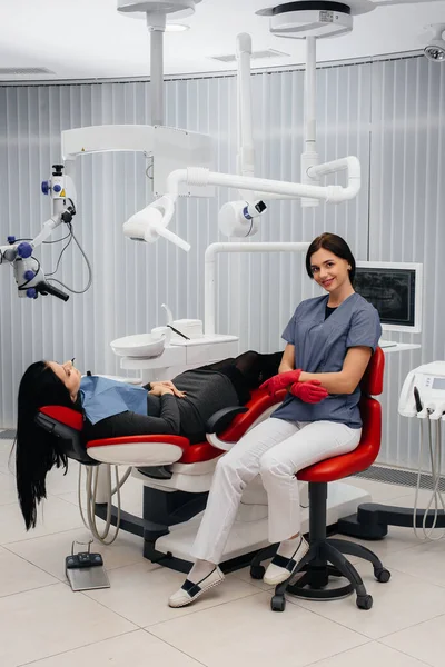 Стоматолог Смотрит Микроскоп Проводит Операцию Пациенте — стоковое фото