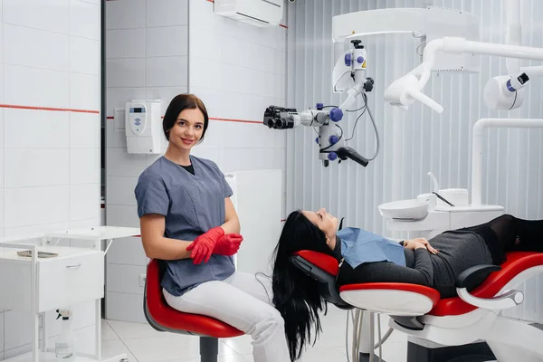 Dentista Olha Através Microscópio Realiza Uma Cirurgia Paciente — Fotografia de Stock