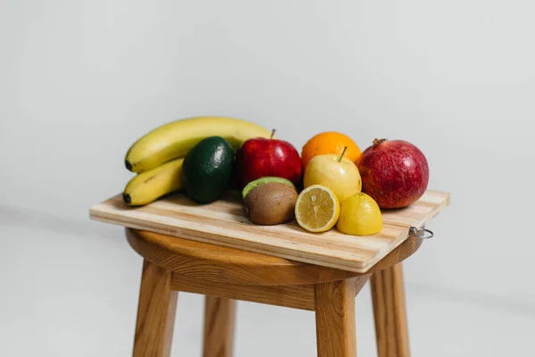 Verschiedene Reife Früchte Auf Einem Holzbrett Auf Weißem Hintergrund Gesunde — Stockfoto