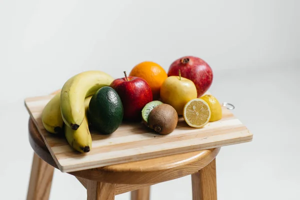 Verschiedene Reife Früchte Auf Einem Holzbrett Auf Weißem Hintergrund Gesunde — Stockfoto