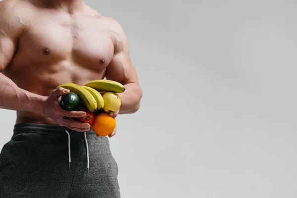 一个身材矮小 赤身裸体的运动员 有着白色背景的水果 健康饮食 — 图库照片