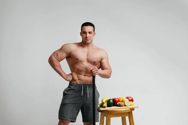 Hombre Vegano Sexy Con Torso Desnudo Posando Estudio Junto Fruta — Foto de Stock