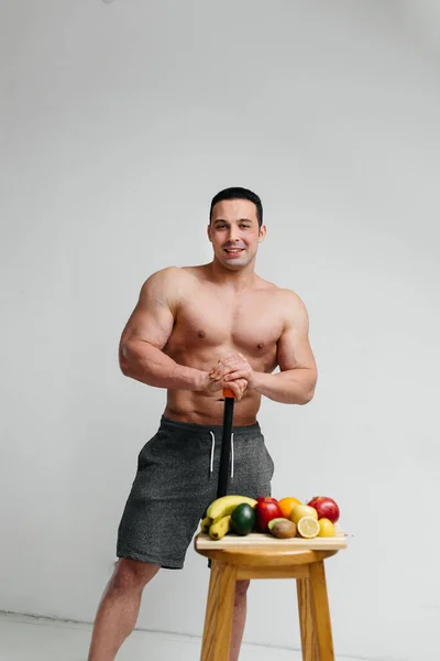 性感的纯素食主义者赤身裸体躺在水果旁边的工作室里节食 健康饮食 — 图库照片