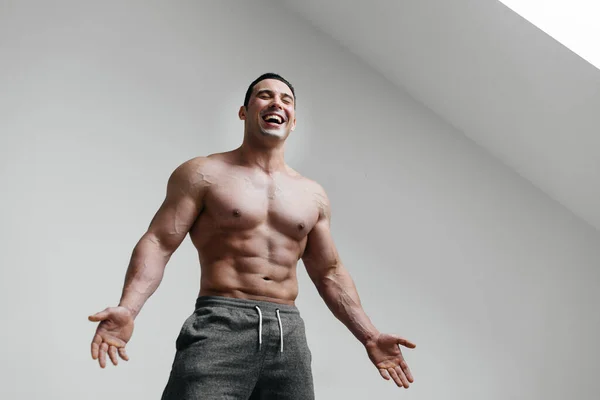 Sexy Atleet Poseren Een Witte Achtergrond Topless Fitness — Stockfoto