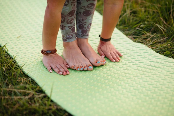 Primer Plano Las Manos Una Joven Que Hace Yoga Estilo —  Fotos de Stock