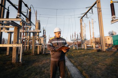 Enerji mühendisi istasyonun ekipmanlarını inceler. Güç mühendisliği. Sanayi