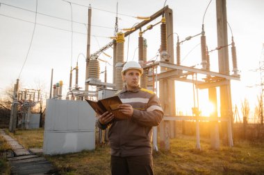 Enerji mühendisi istasyonun ekipmanlarını inceler. Güç mühendisliği. Sanayi