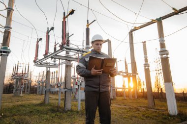 Enerji mühendisi istasyonun ekipmanlarını inceler. Güç mühendisliği. Sanayi