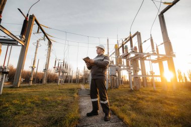 Enerji mühendisi istasyonun ekipmanlarını inceler. Güç mühendisliği. Sanayi