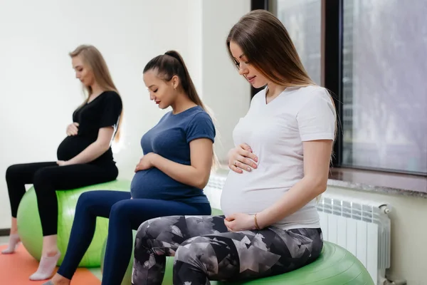 Grupo Madres Embarazadas Jóvenes Dedican Pilates Deportes Pelota Club Fitness — Foto de Stock