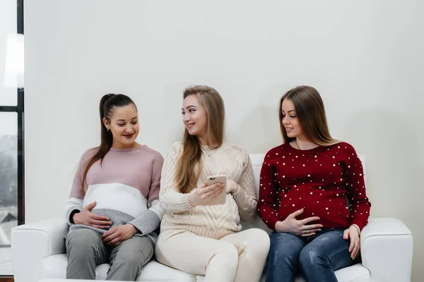 Chicas Embarazadas Sientan Sofá Divierten Charlando Entre Embarazo Cuidado Del — Foto de Stock