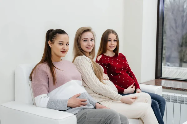 Chicas Embarazadas Están Esperando Médico Sala Espera — Foto de Stock