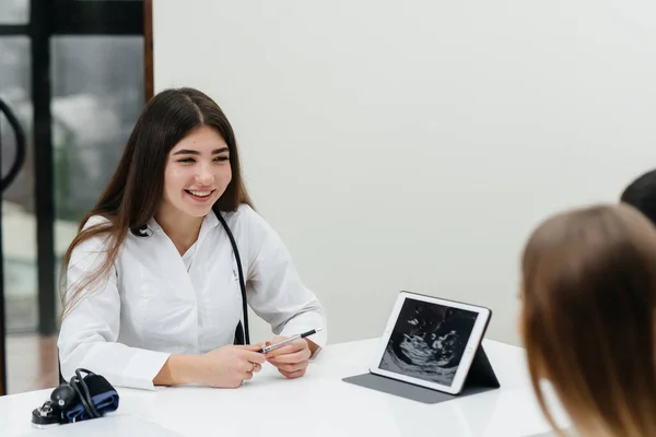 Mladý Pár Konzultaci Gynekologem Ultrazvuku Těhotenství Zdravotní Péče — Stock fotografie
