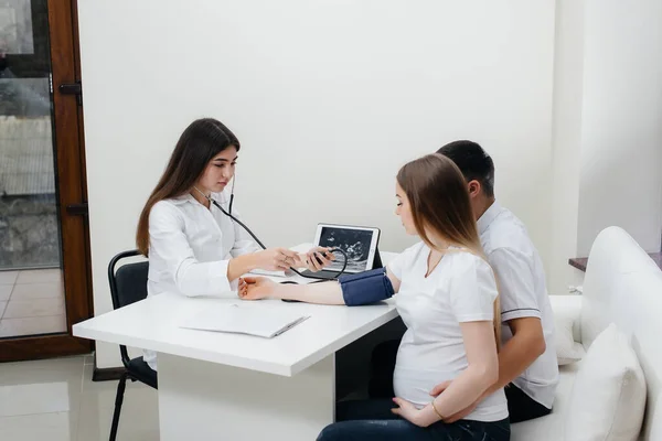 Läkaren Mäter Trycket Från Gravid Flicka Kliniken Graviditet Och Sjukvård — Stockfoto
