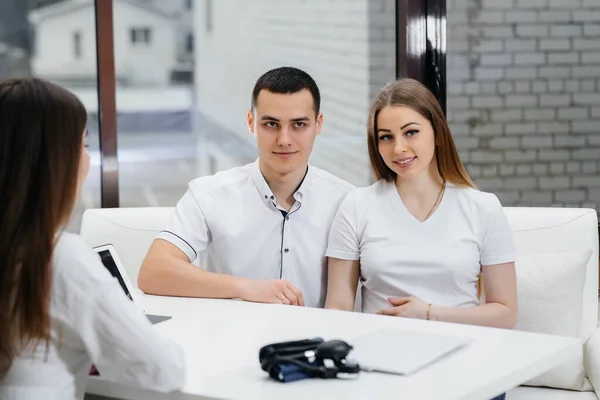 Una Pareja Joven Consulta Ginecólogo Después Una Ecografía Embarazo Atención — Foto de Stock